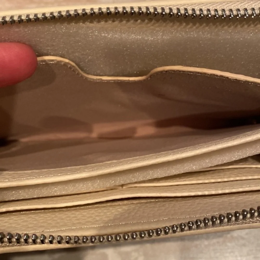 NEW‎ Cream/Gold Wristlet Wallet